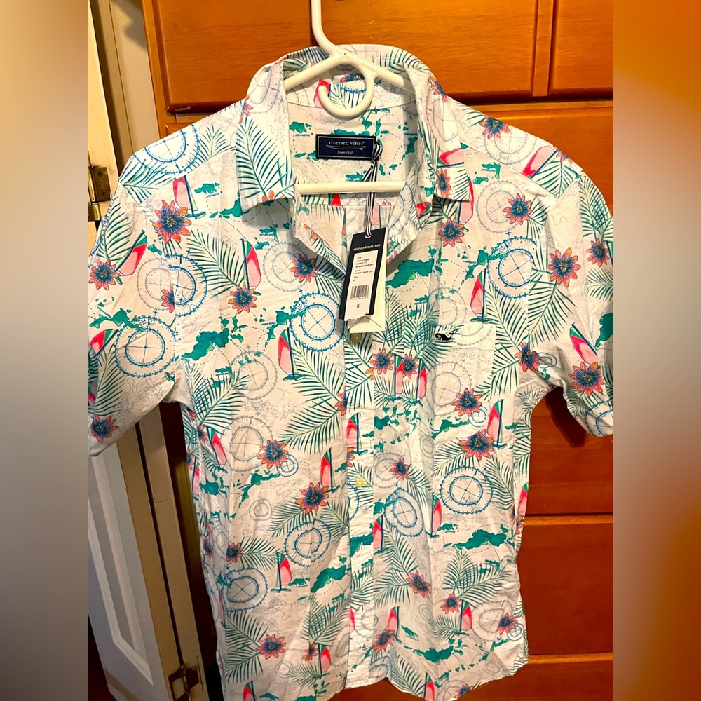New Hawaiian themed Button Down Vineyard Vines shirt